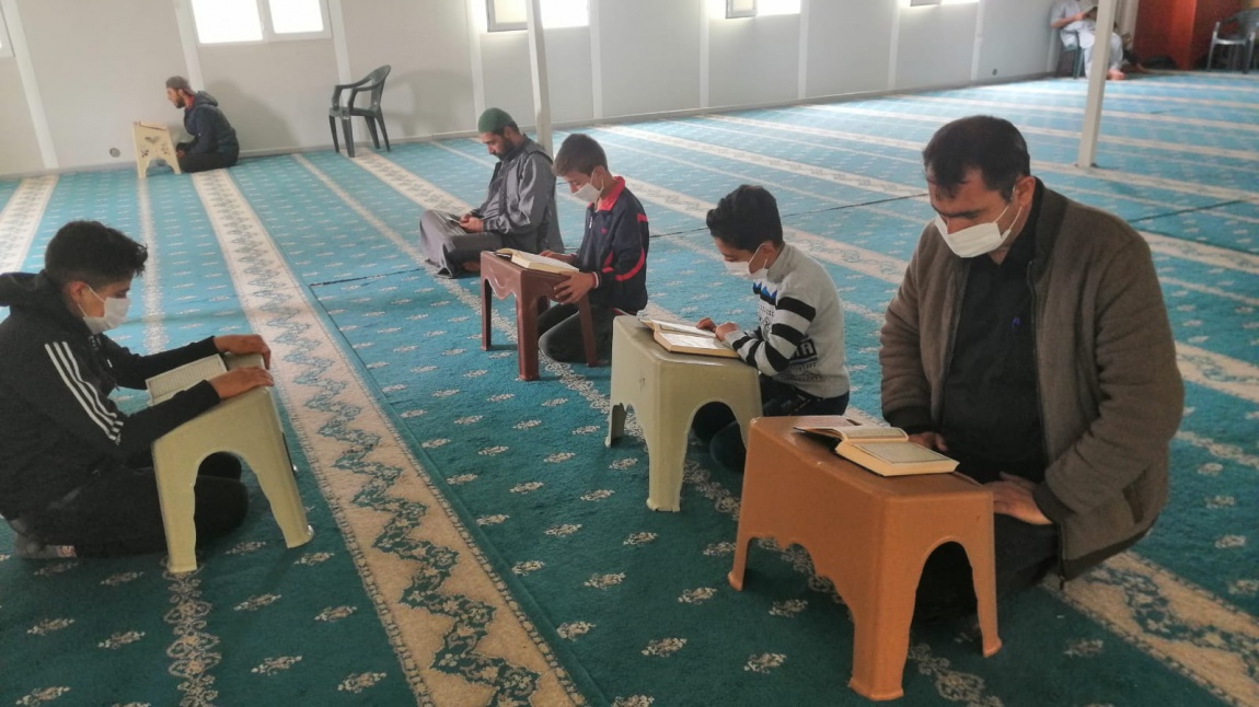 Öğrencilerimizle Ramazan Ayı Boyunca Camilerde Mukabele Okuyoruz.